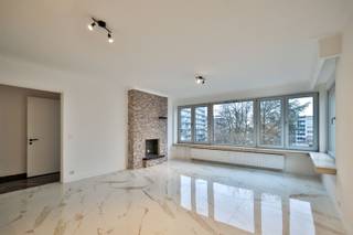 Op de grens Berchem / Borgerhout  in de wijk Groenenhoek, vinden we dit lichtrijk en volledig vernieuwd hoekappartement met 3-slpk.Restaurants,...