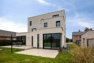 Gelegen in de Eendebroekstraat biedt deze woning een ideale combinatie van rust en bereikbaarheid. In de nabije omgeving vindt u winkels, scholen en belangrijke invalswegen, waardoor u geniet van optimaal wooncomfort.<br /><br />Deze hedendaagse nieuwbouwwoning wordt gekenmerkt door een doordachte indeling, veel natuurlijke lichtinvallen en een hoogwaardige afwerking. <br />De woning werd recent volledig geschilderd en is instapklaar.<br /><br />U betreedt de woning via een zij-ingang. Eenmaal binnen bevindt zich aan de linkerzijde de ruime, moderne open keuken, die geniet van een aangenaam uitzicht op de tuin. Aan de rechterzijde bevindt zich de lichtrijke leefruimte, die samen met de keuken het hart van de woning vormt.<br /><br />Op de verdieping bevinden zich drie volwaardige slaapkamers en een stijlvolle badkamer met inloopdouche. <br />Buiten geniet u van een onderhoudsvriendelijke tuin met terras.<br /><br />Troeven:<br />
<ul>
<li>Veel natuurlijke lichtinval</li>
<li>Pas geschilderd en instapklaar</li>
<li>Ruime, moderne keuken</li>
<li>3 slaapkamers</li>
<li>Badkamer met inloopdouche</li>
<li>Zonnepanelen voor energiezuinig wonen</li>
<li>Laadpaal voor elektrische wagen</li>
<li>Rustige ligging met goede bereikbaarheid</li>
</ul>
<p>"Bij de aankoop betaalt u 12% registratierechten op de grondwaarden en 21% btw op de constructiewaarde".</p>
<p>Interesse? Aarzel niet en contacteer BVM Vastgoed op 016 23 21 45 of via info@bvm-vastgoed.be.</p>