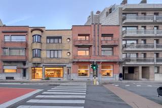 Absolute topligging nabij de Smedenpoort en het Canadaplein<br />Een zeldzame kans voor investeerders die architecturaal karakter willen combineren met sterke cijfers.<br /><br />✨ Het gebouw<br /><br />Authentiek Art-Deco gebouw met uitstraling en identiteit<br />6 entiteiten met een totale bruikbare oppervlakte van 558 m²<br />- 2 handelsruimtes op het gelijkvloers, elk met ruime kelderverdieping<br />- 4 appartementen op de bovenliggende verdiepingen<br /><br />Vergunning en gedetailleerd lastenboek reeds beschikbaar.<br /><br />Renovatie &amp; investeringspotentieel<br /><br />Volledige eco-efficiënte totaalrenovatie uitgewerkt<br />Geprojecteerd huurrendement: > 5%<br />Interessante projectmarge bij doorverkoop.<br /><br />Extra troeven<br /><br />Share deal mogelijk<br />(overname van een nieuwe vennootschap met uitsluitend dit project)<br /><br />Optioneel en vrijblijvend kan u samenwerken met een partner voor de volledige realisatie<br />– van planning en budgetcontrole tot werfopvolging en oplevering.<br />U investeert, zij doen de rest. <br /><br />✨ Interesse?<br />Vraag gerust de plannen, financiële simulaties of een persoonlijk gesprek aan.<br /><br />Voor verdere informatie of vrijblijvend bezoek contacteer Wout op 0475 96 59 38 of mail naar Wout@immax.be.