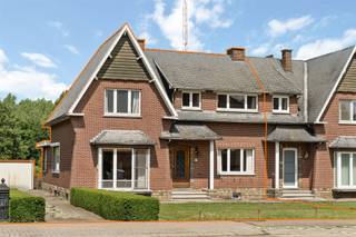 Halfopen bebouwing van 200m² met renovatiepotentieel en grote tuin van 20a92 te Kermt. Belangrijkste troeven:- Centrale ligging- Grote tuin van 20a92...