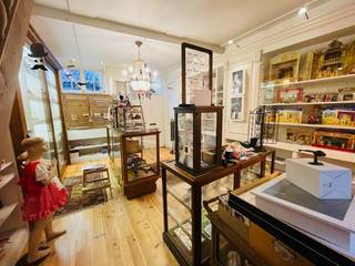  In het Historisch Hartje Brugge , vlakbij Het Walplein, Het Begijnhof, Het Minnewater en de Katelijnestraat ,<br /> CHARMANT PITTORESK HANDELSPAND va<u><strong>n 44 m² op gelijkvloers met stadspatio,</strong></u> <u><strong>1é Verd 30 m² + mezzanine van 10m²</strong></u><br />omvat: op het gelijkvloers de eigenlijke handelsruimte, stadpatio, toilet, kitchinette/bureau. Op de 1é Verdieping een ontzettend sfeervolle ruimte van 35m2 + een mezzanine van 10m² .<br />Ben je op zoek naar een uniek  pittoreske charmant  winkelruimte  op een toplocatie in het historische Brugge<u><strong> om te huren voor MAXIMUM 1 JAAR, EEN POP-UP STORE , een handelshuur van korte duur ? </strong></u><br /><br />huurvoorwaarde: 1200  euro per maand , snel beschikbaar !