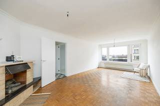 <p>Dit lichtrijke tweeslaapkamerappartement met autostaanplaats is ideaal voor wie op zoek is naar een comfortabel en betaalbaar appartement op een centrale ligging. Dankzij de directe nabijheid van openbaar vervoer, winkels, scholen en de E19 geniet u hier van een uitstekende bereikbaarheid en alle voorzieningen binnen handbereik.<br /><br />Gelegen op de tweede verdieping van een verzorgd gebouw met lift, omvat het appartement een inkomhal, een keuken uitgerust met een nieuw kookvuur en oven, en een aangename leefruimte met parketvloer, authentieke schouw en dubbele deur, wat zorgt voor extra charme en karakter. Verder zijn er twee volwaardige slaapkamers, een badkamer met bad-/douchecombinatie en wastafel, en een afzonderlijk toilet.<br /><br />Het appartement is instapklaar en heeft een gunstig EPC B (117 kWh/m²) en een conforme elektrische installatie.<br />Tot slot beschikt het appartement over een privatieve kelderberging. De autostaanplaats in de ondergrondse garage is mee aan te kopen voor €20.000.<br /><br />Interesse? Contacteer Nico voor een bezoek via 0478 012 012 of Nico@reds.be.</p>