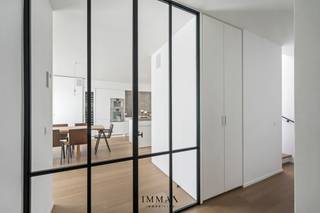 In dit recent gebouw met opvallende, moderne architectuur bevindt zich dit uitzonderlijk ruime en lichtrijke penthouse. Dankzij de brede gevel...