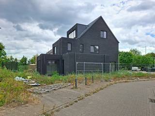 Droomt u ervan een woning volledig naar uw eigen smaak en stijl af te werken? Dan is dit de ideale opportuniteit. Deze woning wordt aangeboden in casco-staat, waardoor u de volledige binnenafwerking zelf kunt bepalen en realiseren. <br />De buitenschil is reeds afgewerkt: ramen met vliegenramen, deuren, sectionaalpoort en de nodige leidingen zijn aanwezig. Enkel de volledige binnenafwerking dient nog uitgevoerd te worden.<br />De woning beschikt over een doordachte en praktische indeling. Op het gelijkvloers vindt u een inkomhal met gastentoilet, een lichtrijke leefruimte en een bijzonder ruime leefkeuken met grote schuiframen die uitgeven op de tuin. Verder is er een inpandige garage met rechtstreekse toegang tot de tuin en naar een ruime kelder van 11 m² (die zou worden ingericht als wasplaats).<br />Op de eerste verdieping bevinden zich twee ruime slaapkamers, een ruimte die kan dienen als dressing en twee badkamers. Eén van de slaapkamers beschikt bovendien over een eigen ensuite badkamer. De tweede verdieping biedt plaats aan nog twee slaapkamers en een extra zolderruimte die naar wens kan worden ingericht.<br />Onder de volledige woning bevindt zich een kruipkelder, wat een extra praktisch voordeel vormt.<br />Ook de ligging is een absolute troef. De woning bevindt zich in een rustige, residentiële en doodlopende straat, op korte afstand van het station van Lier, dat vlot bereikbaar is via de nabijgelegen fietsostrade. Van daaruit bereikt u gemakkelijk het stadscentrum. Bovendien zijn uitvalswegen via de Ring snel en vlot bereikbaar. EPB studie in bijlage.