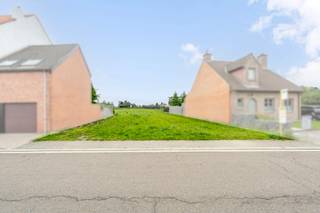<p>Te koop in Grimbergen: een bouwgrond met achterliggende landbouwgrond voor halfopen bebouwing in de Vaartstraat. </p><p>Wie op zoek is naar een riant stuk bouwgrond met een groen verzicht, in landelijke setting, is hier aan het juiste adres. Wil je graag je paard(en) dichtbij hebben? Nood aan een grote groenzone om te ontstressen? Het kan hier allemaal. Het perceel van 37a27ca is uniek in zijn soort. De bestemming van deze grond ligt deels in woongebied, deels in agrarisch gebied. Groen verzekerd! </p><p>De mogelijke constructie is een driegevel met een voorgevelbreedte van 9,91 meter breed en 11,19 meter. Op het gelijkvloers kan er nog een extra volume achteraan gebouwd worden van een maximale breedte van 9,43 meter en diepte van 3,81 meter zodat de vrije doorgang van 3 meter naar de zijgrens op alle plaatsen kan bewaard worden. Op de verdieping is het volume van 9,91 meter breed op 11,19 meter diep ook toegestaan. Dit resulteert reeds in een mooie 256 vierkante meter bewoonbaar oppervlakte op gelijkvloers en eerste verdieping. Er is nog een zolderverdieping mogelijk onder een hellend dak dat extra oppervlakte kan creëren. </p><p>Wij kunnen je ook op weg helpen met een voorstel tot constructie via bouwpromoter Luvatri. </p><p>Neem nu contact op voor meer informatie! </p>