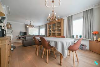 Ontdek deze charmante halfopen woning nabij het centrum van Emelgem, met een bewoonbare oppervlakte van ca. 124 m² (volgens EPC-attest) op een perceel van ca. 375 m². De woning is gunstig gelegen op wandelafstand van winkels, scholen, openbaar vervoer en andere voorzieningen. Indeling: bij het binnenkomen leidt de inkomhal naar de lichtrijke woonkamer, die ongeveer tien jaar geleden volledig werd gerenoveerd en voorzien is van een gezellige gaskachel en een parketvloer. Aansluitend bevindt zich de keuken, uitgerust met keramische kookplaat, dampkap, oven, koelkast, vaatwasmachine en dubbele spoelbak. Vanuit de keuken heeft u toegang tot de veranda met ingemaakte kasten, die uitkijkt op de tuin. Op het gelijkvloers vindt u verder nog een apart toilet en een kelder. De eerste verdieping beschikt over drie slaapkamers en een badkamer met ligbad, wastafel en toilet. Vanuit de badkamer is de zolder bereikbaar via een vaste trap, wat extra mogelijkheden biedt. Buiten geniet u van een westgerichte tuin waar het heerlijk vertoeven is, samen met een riant bijgebouw die ruimte biedt voor een garage, wasplaats en bijkomende zolderruimte. CV op aardgas | Overwegend HR-beglazing, houten schrijnwerk |62 mm EPS in spouw | EPC-label D, geen renovatieverplichting! | EK niet conform | 6 asbestmaterialen | Boorputwater | 10 zonnepanelen op het bijgebouw | Voorzien van rolluiken. Eline organiseert voor deze woning de bezoeken, mits het maken van een afspraak.