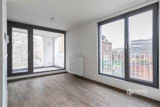 <p><span>In een gegeerde buurt net binnen de Singel ontdek je dit instapklare appartement - uitermate geschikt voor starters of als investering. De ligging kan nauwelijks beter: Berchem-station ligt op wandel- of fietsafstand, ideaal voor wie pendelt met het openbaar vervoer. Bovendien geniet je hier van een vlotte verbinding naar het stadscentrum, de stadsrand én de snelweg. Kortom: een bereikbare toplocatie voor wie comfortabel en centraal wil wonen!</span></p><p><span> </span></p><p><span>Het appartement bevindt zich op de eerste verdieping van een verzorgd hoekgebouw (2015) met lift. Dankzij de recente bouw geniet je hier van modern wooncomfort, volledig volgens de huidige normen. Het gebouw wordt netjes onderhouden, de elektriciteit is conform en het dak is geïsoleerd volgens de norm 2020. De vaste kosten bedragen € 117/maand. Extra troef: een praktische, gemeenschappelijke fietsenstalling staat ter beschikking van alle bewoners.</span></p><p><span> </span></p><p><span>Het knusse appartement is slim ingedeeld en biedt 45 m² optimaal wooncomfort. Je komt binnen in de hal met ruimte voor een vestiairekast, waarna je meteen doorloopt naar de gezellige leefruimte (20 m²) met toegang tot het west-georiënteerde terras (4 m²). De open keuken is uitgerust met alle hedendaags comfort, inclusief kookvuur, dampkap, ingebouwde vaatwasser, oven en frigo met vriesvak. Aansluitend vind je een handige berging/wasplaats. De slaapkamer is 10 m² groot en de badkamer (3 m²) is voorzien van een inloopdouche, lavabomeubel en handdoekdroger. De wc is apart.</span></p><p><span> </span></p><p><span>Tot slot zijn er 2 garages optioneel mee aan te kopen aan €35.000/stuk.</span></p><p><span> </span></p><p><span>Ben je op zoek naar een instapklaar appartement op een toplocatie? Mis deze kans niet! Bewoonbare opp. 45 m² ref.: bruto vloeropp. EPC. Voor meer info of een gratis schatting surf naar </span><span><span>www.hansimmo.be</span></span></p><p><span> </span></p>