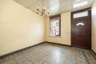 <p><span>Bent u op zoek naar een woning die u volledig naar eigen smaak kunt inrichten? Dan is deze rijwoning te Nekkerspoelstraat 172, Mechelen een uitstekende opportuniteit. Dankzij de centrale ligging en praktische indeling biedt deze woning heel wat potentieel voor starters, gezinnen of investeerders.</span></p><p><span>Dankzij de gunstige ligging bevindt u zich op korte afstand van winkels, scholen, openbaar vervoer en het historische stadscentrum van Mechelen. Bovendien geniet u van een vlotte verbinding naar belangrijke invalswegen.</span></p><p><span>Bij het betreden van de woning komt u binnen in de voorplaats, die kan dienen als ontvangst- of zithoek. Verder beschikt het gelijkvloers over een leef- en eetruimte, een keuken, een badkamer, een handige berging en een apart toilet. De aanwezige ruimtes vormen een solide basis om een eigentijdse en comfortabele woonomgeving te creëren.</span></p><p><span>Op de eerste verdieping bevinden zich twee slaapkamers, waarvan één momenteel als doorloopkamer is ingericht. </span></p><p><span>Een absolute troef is de vaste trap naar de zolderverdieping. Deze ruimte kan nog volledig naar wens worden ingericht en biedt de mogelijkheid om extra slaapkamers, een bureau of hobbyruimte te realiseren.</span></p><p><span>Ben jij geïnteresseerd in deze woning gelegen in Mechelen, ben je op zoek naar ander vastgoed, een investering of wens je de waarde van jouw eigendom te kennen? Dan ben je bij BOLT Immo aan het juiste adres! Wij helpen jou graag verder. </span><span> </span></p><p><span> </span></p>