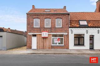 Instapklare halfopen woning met 3 slaapkamers, tuin en uitweg In de dorpskern van Ledegem vinden we deze gerenoveerde halfopen woning. Het pand werd...