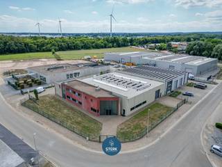 VEELZIJDIG INDUSTRIEPAND MET INSTAPKLAAR APPARTEMENT TE MAASMECHELEN !We vinden dit industriepand met appartement terug op een perceel van 26a 41ca...