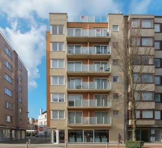 <ul>
<li>Gelegen op de <strong>6e verdieping </strong>van Residentie Westdiep, prachtig open zicht en <strong>zonnig terras</strong> om optimaal te genieten.</li>
<li><strong>Volledig instapklaar: </strong>het kwalitatieve, als nieuwe meubilair kan indien gewenst in het appartement blijven. <strong>Vandaag kopen, morgen genieten!</strong></li>
<li>Topligging vlak bij het strand én het <strong>centrum van Oostende.</strong> Alles op wandelafstand: winkels, openbaar vervoer en voorzieningen!</li>
<li><strong>Indeling: </strong>Inkomhal, lichtrijke leefruimte met toegang tot het terras, open keuken, <strong>2 slaapkamers,</strong> badkamer met toilet, handige berging.</li>
<li><strong>Extra troeven:</strong> ideaal als tweede verblijf, kwalitatief <u><strong>meubilair</strong></u> dat eventueel kan blijven, fietsenberging aanwezig, afvallook voorzien, <strong>mogelijkheid tot aankoop van een autostaanplaats.</strong></li>
<li>Interesse? Een bezoek kan zeer flexibel worden ingepland, ook buiten de kantooruren en in het weekend.</li>
</ul>