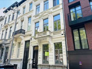 KARAKTERVOL EN LICHTRIJK 1-SLAAPKAMERAPPARTEMENT MET RUIM TERRAS OP TOPLOCATIE!Welkom op de Amerikalei 61, in het hart van Antwerpen, vlak bij het...