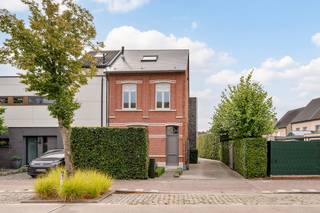 <p>Deze instapklare woning combineert een warme, uitnodigende sfeer met een hoogwaardige afwerking en kwalitatieve materialen. Ideaal voor wie op zoek is naar een aangename woning en daarbij geen compromissen wil sluiten op het vlak van comfort. De woning geniet van een gunstige ligging, op wandelafstand van het station, de basisschool, de dorpskern en de Kesselse Heide.<br /><br />Via een ruime inkomhal met apart toilet komen we in het ruime salon met gezellige extra zitplaatsen aan de gashaard. Het kamerbrede ingemaakte meubel zorgt voor de nodige opslagruimte met behoud van een strak design.<br /><br />De recente aanbouw voorziet deze woning van een bijzonder ruime keuken met keukeneiland en ruimte voor een zeer grote tafel. De aansluitende vestiaire en berging zorgen ervoor dat er aan opslagmogelijkheden geen gebrek is. Ook deze ruimtes werden voorzien van maatkasten.<br /><br />Op de eerste verdieping, volledig afgewerkt in parket, vinden we een ruime slaapkamer en een bureau, beide voorzien van hoogwaardig maatwerk. We vinden er ook een grote badkamer met dubbele lavabo, wc, bad en douche.<br /><br />Op de tweede verdieping bevindt zich een royale slaapkamer, die indien nodig perfect opgesplitst zou kunnen worden in 2 kamers.<br /><br />Buiten vinden we een gezellige, diepe tuin voorzien van twee terrassen en een zwemvijver.<br />Er bevindt zich eveneens een garage die ruimte biedt aan 2 wagens.<br /><br /><strong>Indeling van de woning:</strong><br />Gelijkvloers: inkomhal, wc, woonkamer, zithoek, keuken, berging, vestiaire <br />Eerste verdieping: slaapkamer, bureau en badkamer<br />Tweedeverdieping: Slaapkamer (opdeelbaar in 2 kamers)<br />Er is eveneens nog een kelder aanwezig.<br />Buiten: garage en zwemvijver<br /><br /><strong>Troeven</strong><br />- Hoogwaardige afwerking<br />- Overal voorzien van ingemaakte kasten<br />- Zeer gunstig EPC (1 zonnepaneel verwijderd van B!!) <br />- Zwemvijver<br /><br />Ontdek deze woning nu al via de interactieve grondplannen met foto's.<br />Ga hiervoor naar www.wijns.be en klik op de knop “virtueel bezoek”.<br /><br />Info & afspraak: ☎ 0473/30 00 00 en/of ✉ Pieter@wijns.be<br />Wij maken graag tijd voor U.</p>
