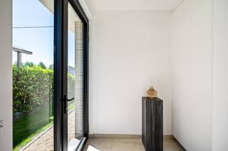 Op een prachtige en rustige locatie in Beerzel, vlakbij het centrum, winkels, scholen en openbaar vervoer, bevindt zich deze energiezuinige nieuwbouwwoning (BEN) met 3 volwaardige slaapkamers. De woning combineert privacy en groen uitzicht met de voordelen van modern wonen volgens de strengste energienorm: Bijna Energie Neutraal (E-peil < 20). Bovendien afgewerkt met bijzonder veel oog voor kwaliteit en detail, wat haar een duidelijke meerwaarde geeft ten opzichte van de klassieke nieuwbouwwoningen.<br /><br />Deze stijlvolle halfopen bebouwing wordt uitgerust met een warmtepomp, vloerverwarming, zonnepanelen, een volledig ingerichte keuken en een moderne badkamer.<br /><br />We betreden de woning via de inkomhal met vestiaire en gastentoilet. De lichtrijke leefruimte biedt plaats voor een gezellige zithoek en een aparte eetruimte. De open keuken is mooi geïntegreerd en voorzien van kwalitatieve toestellen. Vanuit de leefruimte heeft u toegang tot het ruime terras en de zonnige tuin, waar u in alle rust en privacy kunt genieten. Op het gelijkvloers vindt u tevens een praktische berging naast de keuken. Op de eerste verdieping geeft de nachthal toegang tot drie volwaardige slaapkamers. Eén van de slaapkamers beschikt over een ensuite badkamer, uitgerust met een dubbele lavabo, inloopdouche en ligbad. De twee overige slaapkamers delen een badkamer met inloopdouche, waarbij elk van de kamers beschikt over een eigen lavabo. Verder is er op deze verdieping nog een apart toilet voorzien.<br /><br />Dit is een uitstekende opportuniteit als u op zoek bent naar een kwalitatieve nieuwbouw woning met 3 slaapkamers op een centrale locatie. Contacteer ons voor meer informatie op 0474/78 07 73 of neem een kijkje op www.boonstravastgoed.be.<br /><br />Bijzonderheden:<br />- Nieuwbouw<br />- Rustige ligging<br />- 3 slaapkamers