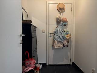 Op zoek naar een groot, lichtrijk appartement op een uitstekende locatie in Leuven? Dit duplex-appartement met 3 slaapkamers, een volledig ingerichte keuken, groot zuidwest-georiënteerd terras en een garagebox biedt een combinatie van ruimte, comfort en bereikbaarheid.<br /><br />Het appartement bevindt zich op de eerste en tweede verdieping van een goed onderhouden residentie en is bereikbaar via trap en lift. U betreedt de woning via een ruime inkomhal met vestiaire en apart toilet. De lichtrijke leefruimte met aansluitende open keuken vormt het hart van het appartement. De keuken is volledig uitgerust met een frigo met diepvriesvak, combioven, 4 keramische kookvuren, dampkap en vaatwasser. Vanuit de living stapt u rechtstreeks op het ruime zuidwest gericht terras.<br />Op de bovenverdieping bevinden zich 3 slaapkamers, een badkamer en een berging met de nodige aansluitingen voor wasmachine en droogkast.<br /><br />Bij het appartement is een garagebox inbegrepen. Daarnaast is er een extra staanplaats voorzien voor de residentie. De gemeenschappelijke tuin is beschikbaar voor alle bewoners.<br /><br />Het appartement heeft een zeer zuinig EPC-label B (136 kWh/m²jaar). Gordijnen en lichtarmaturen zijn inbegrepen.<br /><br />Het appartement is beschikbaar vanaf 15/07/2026 met een maandelijkse huurprijs van €1350 inclusief de gemeenschappelijke kosten <br /><br />Lijkt dit appartement echt iets voor jou? Wees er dan snel bij en maak zelf een afspraak via onze online agenda onder 'bezoekmoment kiezen. Of neem gerust contact met ons op voor verdere informatie of om een bezichtiging te regelen, via telefoon op 016 23 90 81 (elke weekdag bereikbaar tussen 10u en 13u). Dit is een geweldige kans die u niet wilt missen!