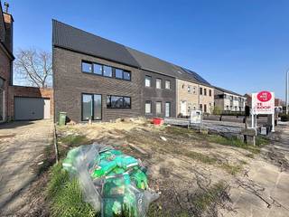 La disposition est fournie comme suit (en tenant compte de l'état structurel) :- Hall d'entrée spacieux avec possibilité de toilettes pour les invités.- Espace de vie ouvert avec beaucoup de potentiel pour un coin repas et un salon lumineux, bénéficiant de grandes fenêtres.- Espace cuisine ouvert, prêt à installer une cuisine de rêve avec un îlot de cuisson.- Possibilité de deux espaces de rangement (rez-de-chaussée et premier étage)- Trois chambres au premier étage- Salle de bain avec les raccords nécessaires pour une douche à l'italienne, une double vasque et des toilettes.- Grand sous-sol et grenier, tous deux accessibles par un escalier fixe et offrant beaucoup d'espace supplémentaire.À l'extérieur, il y a la possibilité d'une cour avant confortable et d'une cour arrière spacieuse. Il y a déjà une dépendance pratique dans la cour qui est équipée d'une cuisine, de toilettes et d'une douche. Il y a deux places de parking à l'arrière de la parcelle, accessibles par la rue située derrière.Détails :- Surface habitable : 195 m² sur un terrain de 367 m².- État : phase structurale (BJ : 2025) - Encore complètement à terminer par vous-même.- Énergie : PEB très favorable (-16,07 kWh/m²), contrôle électrique conforme (pour le gros œuvre), double vitrage et équipements pour le système de ventilation de type D disponibles.- Techniques : Chauffage par radiateurs électriques.Ce nouveau projet de construction d'envergure au fort potentiel vous intéresse ?Demandez votre visite via veerle.pierar@dewaele.com ou le 03/369.42.50.(ré) Acheter ou (louer) dans le Noorderkempen ?Si vous avez des questions, vous pouvez toujours nous contacter !Immobilier DewaeleCes visualisations basées sur l'IA sont destinées à inspirer. Les spécifications techniques, les réglementations d'urbanisme ou les possibilités concrètes de réalisation n'ont pas été prises en compte.Registre des mesures: non