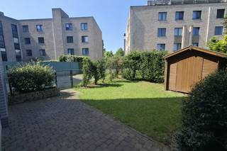 In de Ter Heydelaan 231 te 2100 Deurne bevindt zich dit ruime en lichtrijke gelijkvloers appartement met privatieve tuin. 
De woonst beschikt over twee volwaardige slaapkamers, een aangename leefruimte en een aparte keuken, wat zorgt voor een praktische en comfortabele indeling.

De tuin vormt een echte troef en biedt een heerlijke buitenruimte om te ontspannen, te genieten van de zon of gezellig buiten te zitten.

Het appartement is voorzien van aparte meters, is onmiddellijk beschikbaar en wordt aangeboden aan een huurprijs van €1.200 per maand.

