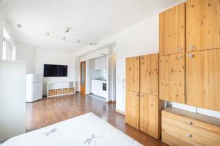 Deze gezellige studio in Sint-Joost-ten-Node, gelegen op de 5e en bovenste verdieping (met lift) van een klein appartementencomplex, zal u meteen bekoren door zijn belangrijkste troef: een groot overdekt terras van ±15 m² met een volledig vrij uitzicht, wat zeldzaam is in het hart van Brussel. Dit terras vormt een echte uitbreiding van de leefruimte en biedt een rustige en ontspannende omgeving, een ware oase van rust op een steenworp afstand van de bruisende stad.<br /><br />De woning is ideaal gelegen halverwege het Madouplein en het Armand Steursplein en is uitstekend bereikbaar dankzij het openbaar vervoer en de nabijheid van de Europese wijk.<br /><br />De studio bestaat uit een inkomhal met apart hangend toilet, een gezellige woon-/slaapruimte met open keukenhoek die rechtstreeks toegang geeft tot het terras, en een aparte doucheruimte met plaats voor een wasmachine.<br /><br />De woning is reeds gerenoveerd (keukenhoek, doucheruimte en toilet) en heeft alleen nog een opfrisbeurt van de afwerking nodig om het enorme potentieel ten volle te benutten.<br /><br />Elektriciteit conform de voorschriften, warmtepomp voor verwarming en airconditioning, gepantserde deur en ramen met dubbele beglazing.<br /><br />Een ideale kans voor een eerste aankoop of een investering met een uitstekend huurrendement.<br />
<p><b><u>Indeling</u>:</b></p>
<ul>
<li>Entree</li>
<li>Aparte hang-wc met wastafel</li>
<li>Lichte woonkamer/slaapkamer</li>
<li>Gerenoveerde open keukenhoek</li>
<li>Directe toegang tot het terras vanuit de woonkamer</li>
<li>Gerenoveerde doucheruimte</li>
<li>Ruimte voor wasmachine</li>
</ul>
<p><b><u>Comfort & ligging</u>:</b></p>
<ul>
<li>Ideale ligging tussen Madou en Square Armand Steurs</li>
<li>Direct in de buurt van het openbaar vervoer</li>
<li>Snelle toegang tot de Europese wijk</li>
<li>Elektriciteit conform</li>
<li>Warmtepomp voor verwarming/airconditioning</li>
<li>Gepantserde deur</li>
<li>Dubbele beglazing</li>
<li>Kosten ±86 €/maand (gemeenschappelijke kosten + koud water)</li>
<li>EPB F</li>
<li>Ideaal als eerste aankoop of als investering voor verhuur</li>
</ul>
<p><b><u>De troeven van het pand</u>:</b></p>
<ul>
<li>5e en bovenste verdieping met lift</li>
<li>Kleine mede-eigendom</li>
<li>Prachtig overdekt terras van ±15 m²</li>
<li>Volledig vrij uitzicht en geen inkijk</li>
<li>Een echte oase van rust midden in het stadscentrum</li>
<li>Zeldzame buitenruimte voor de wijk</li>
<li>Zeer mooi potentieel na opknapbeurt</li>
</ul>