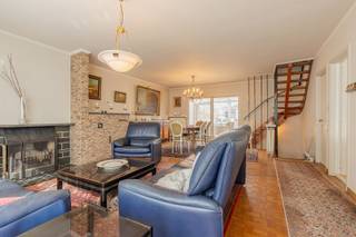 <p><span>Ruime gezinswoning/gebouw gemengd gebruik te Sint-Gillis bij Dendermonde</span></p><p><span> </span></p><p><span>Deze woning is gelegen op enkele minuten van het centrum van Sint-Gillis en Dendermonde, nabij belangrijke invalswegen, openbaar vervoer, handelszaken en scholen.</span></p><p><span>De woning werd gebouwd in 1963 en is gelegen op een perceel van </span><span>1a 56ca</span><span>. De </span><span>bewoonbare oppervlakte </span><span>bedraagt </span><span>246 m²</span><span> (incl. inpandige garage/atelier).</span></p><p><span><br />Op het gelijkvloers bevindt zich een inkomhal met traplift, een winkelruimte aan de straatzijde met daarachter een atelier. Deze ruimtes kunnen eventueel samengevoegd worden. Verder beschikt de woning over een inpandige garage met smeerput en werkplaats (52,5 m²) en een terras.</span></p><p><span>Op de eerste verdieping bevindt zich een ruime leefruimte met haard en aansluitende veranda (53 m²) voorzien van centrale verwarming. Daarnaast is er een ruime keuken (25 m²) waarbij de tussenmuur (geen draagmuur) eventueel kan verwijderd worden om een open keuken te creëren. Verder is er een uitgeruste badkamer.</span></p><p><span>Vanuit de leefruimte bereikt men via een vaste trap de bovenste verdieping, waar zich </span><span>drie slaapkamers</span><span> bevinden, waarvan één met dressingruimte.</span></p><p><span> </span></p><p><span>Aankoop mogelijk aan 2% registratierechten bij eigen bewoning. Op zoek naar een woning waar je </span><span>wonen en werken kan combineren</span><span>? Dan is deze eigendom misschien wel iets voor jou!</span></p><p><span> </span></p><p><span>Voor meer info of een bezoek: <span>info@immotwins.be</span></span><span> of T. 052/55.55.55 - <span>www.immotwins.be</span></span><span>. </span></p><p><span>Wenst u ook een gratis en vrijblijvende waardebepaling van uw eigendom? Neem gerust contact met ons op, wij helpen u graag verder. </span></p>
