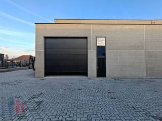 Nieuwbouw KMO-unit met een oppervlakte van 138 m² te koop langs de Hoogledestraat te Kortemark.De casco opslagruimte opgebouwd uit een...