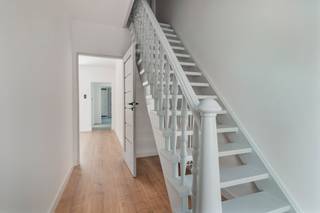 Deze woning is gelegen in een rustige één richtingsstraat in het centrum van Retie, op wandelafstand van bakker, slager, lagere scholen en openbaar vervoer.<br />Een volledige renovatie heeft deze woning pas ondergaan zodat ze vanbinnen helemaal nieuw is.<br /><br />De indeling is de volgende: <br />Op het gelijkvloers heb je de inkomhal met een trap naar de eerste verdieping, deze hal komt uit in de woonkamer met grote ramen aan de voor- en achterzijde van de woning.<br />Verder is er een nieuwe volledige ingerichte keuken met veel plaats voor het plaatsen van een keukentafel met minstens 6 stoelen.<br />Achteraan de woning is er een apart toilet en een wasplaats plus een prachtige badkamer met douche, bad en lavabomeubel.<br />Via de keuken kan je nog naar de voorraadkelder.<br /><br />Op de eerste verdieping zijn 3 slaapkamers waarvan 2 heel groot. Ook op deze verdieping is er een apart toilet.<br /><br />Langs een buitendeur tussen de keuken en de woonkamer bereik je het overdekt terras met achteraan een kleine stadstuin.<br />Achteraan de woning staat ook een bergplaats met een recente cv gasketel. Deze bergplaats kan ook altijd handig zijn om uw fietsen te stallen.<br /><br />De achterzijde van de woning kan ook via een aparte doorgangsdeur aan de voorzijde van de woning bereikt worden.<br /><br />Pluspunten:<br />Instapklaar<br />Volledig vernieuwd<br />EPC label B<br />Zonnepanelen<br />Centrale ligging