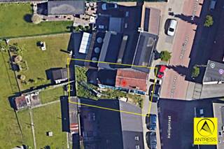 Volledig te renoveren gezinswoning/ projectgrond met ideale west-oriëntatie voor een ruim gebouw op rustige ligging, doch in het centrum van...