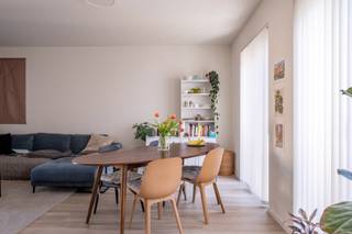 Dit prachtig appartementsgebouw is uiterst centraal gelegen, openbaar vervoer, winkels, invalswegen, de gezellige Troonplaats en de nabijheid van Het Zuid zijn maar enkele troeven van deze ligging. Het gebouw dateert van 2020 en voldoet bijgevolg aan alle strenge energie en veiligheidseisen. Het beschikt over heel wat leuke extra’s, zo is er een ruime fietsenberging voorzien, is er een groene binnentuin, werden alle appartementen uitzonderlijk goed en instap klaar afgewerkt, is er een gemeenschappelijke wasserette in het gebouw en is er de mogelijkheid tot het huren van een ondergrondse autostaanplaats. Appartement A1.1 beschikt over een leefruimte met open, volledig ingerichte keuken, afzonderlijk toilet, 1 slaapkamer met aansluitende badkamer en terras. Individuele meters voor water, gas en elektriciteit- Gemeenschappelijke kosten €75 (onderhoud gemene delen, lift, tuin) EPC A en dus zeer energiezuinig.