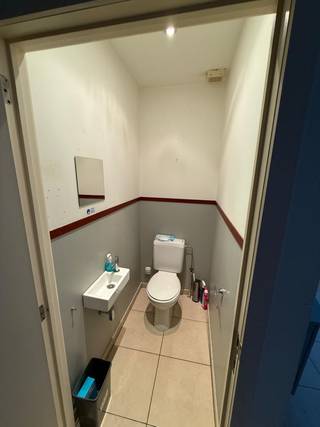 Studio met daaronder een grote polyvalente ruimte waar eventueel meerdere slaapkamers zijn te maken.