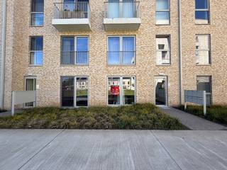 Ligging:<br />Er is een vlotte verbinding naar de omliggende gemeentes, alle nodige faciliteiten (openbaar vervoer, winkels, scholen...) zijn goed bereikbaar.<br /><br />Beschrijving van dit gelijkvloersappartement (met lift) is als volgt:<br />- Inkom<br />- Woonkamer <br />- Open keuken is prachtig ingericht met alle nodige toestellen (spoelbak, inductie kookplaat, dampkap, combi-oven, koelkast (met vriesvak) en vaatwasser<br />- Badkamer met een badkamermeubel en lavabo, douche<br />- 1 slaapkamer met een prachtig uitzicht op het midden plein<br />- Apart toilet met handenwasser<br />- Berging met aansluiting voor een wasmachine<br />- Mooie tuin<br />- Persoonlijke fietsenstalling, buitenberging<br />- Ondergrondse autostaanplaats<br /><br />Extra:<br />- Huurprijs 800 euro/maand + 50 euro/maand gemeenschappelijke kosten.<br />- Provisie verwarming 60 euro/maand (verwarming via warmtenet)<br />- Beschikbaar vanaf 15/07/2026!<br />- Energiezuinig appartement!<br /><br />Uitsluitend via onze website www.vastengoed.be kan u een bezichtiging inplannen op de vooropgestelde bezoekmomenten. Voor andere vragen kan u het kantoor bereiken op het nummer 014/72.73.74.