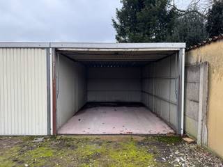 In the center of Duffel, located in a quiet inner area behind a house in the Wouwendonkstraat, we offer three contiguous garage boxes for sale...