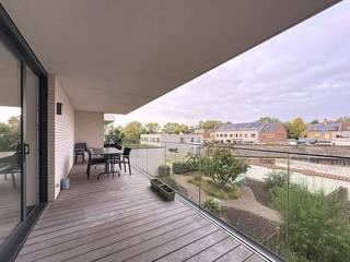 Uiterst ruim en lichtrijk appartement (88m²) te huur in Veurne met twee slaapkamers, terras (26m²) en dubbele garage in de stijlvolle residentie Levels. Gelegen op wandelafstand van het centrum, openbaar vervoer en winkels.<br /><br />INDELING:<br />> Eerste verdieping: <br />- Inkomhal met gastentoilet;<br />- Ruime, lichtrijke leefruimte met gezellige zithoek (22m²) en moderne keuken (20m²) voorzien van dubbele spoelbak, vaatwas, koelkast en combi-oven;<br />- Berging toegankelijk vanuit de keuken (met aansluiting wasmachine)<br />- Groot terras (22m²) toegankelijk van het salon;<br />- Slaapkamer 1 (8,5m²);<br />- Slaapkamer 2 (12m²);<br />- Badkamer met inloopdouche en wasmeubel.<br /><br />TROEVEN:<br />- Instapklaar; <br />- Volledig geschilderd!; <br />- Dicht bij het centrum;<br />- Dubbele garage met lift inbegrepen in de huurprijs.<br /><br />Gemeenschappelijke kosten: + €70/maand<br />Beschikbaar vanaf: 01/10/2026<br /><br />Ben je geïnteresseerd in dit pand te huur in Veurne? Ga naar de website www.dewaele.com, klik op het pand dat je wenst te huren. Via de rode knop "vraag je bezoek aan" vragen we u kort een profiel in te vullen. Daarna nemen we contact op voor een bezoek. Telefonisch kunnen er geen afspraken gemaakt worden.