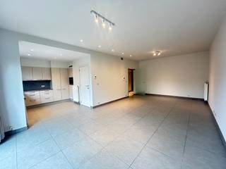 <strong>Wevelgem - Luxe appartement met 2 kamers en garage te huur.</strong><br /><br /><strong>Bestaande uit:</strong><br />Inkom, toilet, 2 slaapkamers, badkamer, berging (wasruimte), woonkamer met open keuken<br /><br />+ Compleet in orde: geschilderd, gordijnen en lampen<br />+ Ruime garage<br />+ Ruim en zonnig terras<br />+ Op wandelafstand van de markt<br /><br /><strong>Interesse?</strong> Klik hier! https://mijnhuurprofiel.be/property/975c686b-952f-45f5-98fc-43af1567a5f4