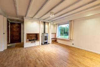 In de<strong> residentiële en groene wijk Zilverberg </strong>te Roeselare vind je deze <strong>stevige, ruime villa </strong>op een perceel van <strong>995 m²</strong>. De woning is gelegen op de hoek van de <strong>Karabiniersstraat en Knokuilstraat</strong>, in een <strong>rustige straat</strong> met <strong>vlotte verbindingen</strong> richting centrum en autosnelweg.<br />De woning werd oorspronkelijk ontworpen als <strong>gelijkvloerse woning</strong> en in <strong>1988 uitgebreid met een volwaardige bovenverdieping</strong>. Dat zorgt vandaag voor een <strong>aangenaam ruimtegevoel </strong>en tal van mogelijkheden om het pand verder af te stemmen op jouw woonwensen.<br /><strong>Indeling<br />Gelijkvloers:</strong><br />Bij het binnenkomen word je verwelkomd in een <strong>ruime inkomhal</strong> met toegang tot de <strong>lichtrijke leefruimte</strong>. De woonkamer geniet van een <strong>aangenaam</strong> zicht op de tuin en sluit aan op de <strong>functionele keuken</strong> met naastliggende <strong>berging en wasplaats</strong>.<br />Verder bevinden zich op het <strong>gelijkvloers drie slaapkamers,</strong> een <strong>badkamer </strong>en een <strong>apart toilet</strong>. De <strong>inpandige garage</strong> is rechtstreeks bereikbaar vanuit de woning.<br /><strong>Verdieping: </strong><br />De <strong>bovenverdieping</strong> omvat momenteel een <strong>gezellige leefruimte met kachel</strong>, <strong>twee ruime slaapkamers </strong>en een <strong>tweede badkamer</strong>. Deze verdieping kan naar wens volledig opnieuw ingedeeld worden — ideaal voor wie <strong>extra slaapkamers, een kantoor of hobbyruimte wil creëren</strong>.<br /><strong>Troeven: </strong><br />Perceel van <strong>995 m²</strong> met <strong>zonnige tuin en terras</strong><br /><strong>Zonnepanelen</strong> aanwezig<br /><strong>Ruime oprit en garage</strong><br />Rustige, <strong>residentiële ligging</strong> op de Zilverberg<br />Veel <strong>potentieel en solide structuur</strong><br />Dicht bij <strong>winkels, scholen</strong> en belangrijke uitvalswegen<br />Deze woning biedt een <strong>sterke basis, veel ruimte en een uitstekende ligging </strong>— perfect voor wie op zoek is naar<strong> rust en vrijheid</strong> met alle comfort binnen handbereik.