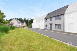 Quietly located house in a residential area for rent in De Pinte. Besides its quiet location, the house has good accessibility by public transport,...