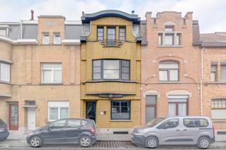 Gelijkvloers De inkomhal geeft toegang tot de leefruimte met woonkamer en eetkamer, samen een aangename en functionele leefomgeving. Aansluitend...