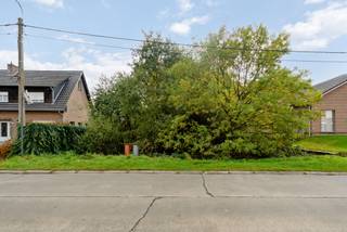 Door de zuid-oost orientatie van het perceel kan van 's morgens tot 's avonds van de zon genoten worden.<br />Tot 12m breed kan er gebouwd worden zodat elk type van woning hier mogelijk is. <br />Een kapvergunning is beschikbaar.