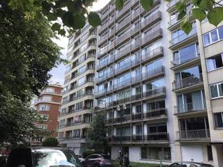 Beautiful apartment on the 2nd floor with a unique view on the Square Marie-Louise. Entrance hall, luminous living room with wooden floor...