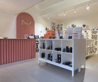 Een straffe ondernemer zoekt een straffe uitvalsbasis, of niet? Wat dacht je van een handelspand centraal tussen de hoofdbaan en ’t centrum...