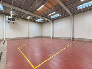 Loods te huur in Hoogstraten (480 m²) Bent u op zoek naar een loods in Hoogstraten dat zowel ruim als goed gelegen is? Zoek niet verder! Oppervlakte van 480m². Het heeft een strategische ligging die gemakkelijk toegankelijk is voor zowel leveranciers als klanten. Dit aanbod kan u tevens op onze website terug vinden. Troeven: -Gunstige ligging - 24/7 bereikbaar