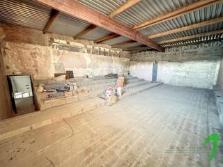 <p><span>Bent u op zoek naar een unieke investeringsmogelijkheid in Aalst? Deze voormalige cinemazaal, met een indrukwekkende totale oppervlakte van 417m²,biedt een overvloed aan mogelijkheden voor ondernemers met visie. Met een verkoopprijs van 249.000 euro, is deze kans niet te missen!</span></p><p><span>Dit pand beschikt over maar liefst 417 m² aan open, flexibele ruimte, waardoor het de perfecte locatie is voor verschillende zakelijke doeleinden.</span></p><p><span>Met een verkoopprijs van slechts 249.000 euro, biedt dit pand een uitstekende prijs-kwaliteitverhouding en een fantastische investeringsmogelijkheid.</span></p><p><span>Het pand heeft een EPC-label F.</span></p><p><span>Wacht niet te lang! Grijp deze unieke kans om uw ondernemersdromen waar te maken en deze veelzijdige commerciële ruimte om te zetten in een winstgevende onderneming. Neem vandaag nog contact met ons op voor meer informatie of om een bezichtiging te regelen. </span></p><p><span> </span></p><p><span>Voor meer informatie of een bezoek, contacteert u Luc van Immo Zone op het nummer 0492/ 46.12. 10. </span></p><p><span> </span></p>