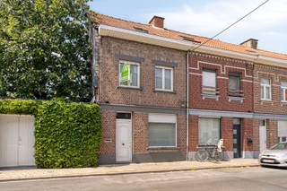 Bent u op zoek naar een gezellige woning met een praktische indeling, een garage en een gunstige ligging? Dan is deze charmante tussenwoning zeker een bezoek waard. De woning is ideaal als eerste eigen woning, maar biedt dankzij de huidige verhuur ook een interessante investeringsopportuniteit.<br /><br /><strong>Ligging</strong>: De woning geniet van een goede en centrale ligging in Izegem. U bevindt zich hier op korte afstand van het stadscentrum, waar u terechtkan voor winkels, horeca, dagelijkse voorzieningen en ontspanning. Scholen, openbaar vervoer en belangrijke invalswegen bevinden zich in de nabije omgeving, waardoor de woning vlot bereikbaar is. De ligging combineert het comfort van een rustige woonomgeving met de voordelen van een centrale locatie. <br /><br /><strong>Indeling van de woning:</strong><br /><u>Op het gelijkvloers</u> betreedt u de woning via de inkomhal. Deze geeft toegang tot de lichtrijke woonkamer met gezellige zit- en eetruimte. Aansluitend bevindt zich de ingerichte keuken, voorzien van alle nodige toestellen zoals een spoeltafel, combi-oven, keramische kookplaat, dampkap en koelkast.<br />Via de keuken bereikt u de veranda, die zorgt voor extra leefruimte en een aangename verbinding met buiten. Achteraan bevindt zich het gezellige zuidgerichte koertje, waar u heerlijk kan genieten van zonnige momenten.<br /><br /><u>Op de eerste verdieping</u> bevinden zich de badkamer en twee volwaardige slaapkamers. De badkamer beschikt over een ligbad, lavabo en toilet. Beide slaapkamers zijn praktisch ingericht en voorzien van een ingebouwde kast.<br /><br />Via een vaste trap bereikt u de ruime <u>zolderverdieping</u>. Deze extra ruimte biedt tal van mogelijkheden en kan ingericht worden als hobbyruimte, bureel of bijkomende slaapkamer.<br /><br />Bij de woning hoort een garage, gelegen verderop in de straat. Deze biedt extra comfort en kan afzonderlijk worden aangekocht aan een meerprijs van € 20.000.<br /><br /><strong>Extra troeven: </strong>
<ul>
<li>Interessante investering of ideale starterswoning.</li>
<li>Goede en centrale ligging in Izegem.</li>
<li>Garage verderop in de straat afzonderlijk aan te kopen voor € 20.000.</li>
<li>Ruime zolderverdieping met diverse mogelijkheden.</li>
<li>Praktische kelder en buitenberging.</li>
<li>Momenteel verhuurd aan € 610 per maand, waardoor u geniet van een onmiddellijke huuropbrengst.</li>
</ul>
<br /><strong>Interesse?</strong> Contacteer ons kantoor voor meer informatie of plan een vrijblijvend bezoek via 051/201.400 of info@dicasa.be.