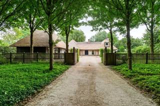 <p>Unieke Charmevilla op Toplocatie – Exclusief Wonen in Privacy en Luxe<br /><br />Op zoek naar een karaktervolle villa met uitzonderlijk comfort en volledige privacy? Deze stijlvolle en lichtrijke woning combineert tijdloze charme met hoogwaardige afwerking en een prachtig groene omgeving. <br /><br /><span><strong>Gelijkvloers</strong></span> <br />Bij binnenkomst word je verwelkomd in een elegante inkomhal met vestiaire en gastentoilet. De ruime leefruimtes stralen warmte en klasse uit, met een salon voorzien van een gashaard en ingebouwde bibliotheekkasten. De eetkamer en royale leefkeuken met granieten werkblad en hoogwaardige apparatuur bieden directe toegang tot het ruime terras en de fraai aangelegde tuin met vijver. Verder vind je op deze verdieping een bureau met gashaard, een praktische bijkeuken en 2 slaapkamers, waaronder een masterbedroom met prachtig tuinzicht en aansluitende luxebadkamer met ligbad, inloopdouche en dubbele lavabo. <br /><br /><span><strong>Buitenruimte &amp; bijgebouwen</strong></span> <br />Het ruime terras, de prachtig aangelegde tuin en een verlichte oprit met automatische toegangspoort zorgen voor een ongeëvenaarde woonervaring. Een losstaande dubbele garage, carport voor twee wagens, fietsenberging en extra parkeergelegenheid maken het geheel compleet. <br /><br /><span><strong>Verdieping</strong></span> <br />De bovenverdieping biedt 3 ruime slaapkamers, een wasplaats, een extra badkamer met inloopdouche en een polyvalente ruimte van 70 m² – ideaal als hobbyruimte, atelier of extra woonruimte. <br /><br /><span><strong>Bijzonderheden<br /></strong></span>- Ontworpen door architect De Clercq Zubli (o.a. Rembrandttoren Amsterdam)<br />- Perceel van ca. 5.700 m² met volledige privacy<br />- Vloerverwarming op het gelijkvloers en centrale verwarming op gas<br />- Dubbele beglazing, draai/kiep-ramen en veiligheidssloten<br />- Alarm, videofoon en internetvoorzieningen<br />- Grote multifunctionele zolderruimte van ca. 70m²<br />- Hoogwaardige materialen: <br />natuursteen, parket en ingebouwde kasten<br />- Beregeningssysteem via geboorde put<br />- Geschikt voor kangoeroewonen of combinatie wonen/werken<br />- Zeer ruime dubbele garage met zolderverdieping<br /><br />Voor meer info of een afspraak voor een persoonlijke rondleiding contacteer je Amparo, 0478 68 29 86 - amparo@reds.be</p>