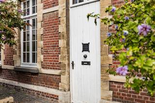 Op een toplocatie op het authentieke Begijnhof in het centrum van Aalst staat dit statige herenhuis op een perceel van 2a 23ca. Met een in 2025 hoogwaardig vernieuwd dak is de belangrijkste investering al achter de rug, wat een uitstekende basis biedt voor wie het interieur naar eigen smaak wil renoveren. Via de ruime inkomhal betreedt u het gelijkvloers van 140 m², waar zich drie grote polyvalente ruimtes en een eenvoudige keuken bevinden met zicht op de fijne, noordwestelijk georiënteerde stadstuin. De eerste verdieping beschikt over een nachthal en vijf volwaardige kamers die naar wens kunnen worden ingericht. Daarnaast biedt de imposante zolder van 128 m² onder het nieuwe dak nog enorm veel extra uitbreidingsmogelijkheden, en is er een kelder van 26 m² aanwezig. Dankzij de ligging in woongebied en de indeling leent het pand zich perfect voor een gezinswoning, kantoor of de uitoefening van een vrij beroep, en dat op wandelafstand van scholen, winkels en het openbaar vervoer.