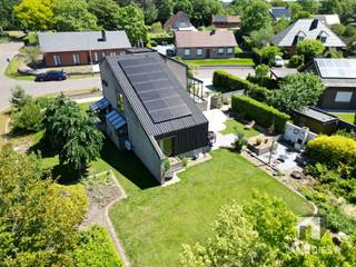 <p><span>WELKOM IN UW DROOMWONING TE TESSENDERLO-HAM</span></p><p><span> </span></p><p><span>Dit bijzondere pand biedt een unieke combinatie van modern design en natuurlijke omgeving. Gelegen op een royaal perceel van 1076 m², beschikt dit huis over drie slaapkamers en een badkamer, ideaal voor een gezin dat op zoek is naar ruimte en comfort.</span></p><p><span> </span></p><p><span>De split-level woning kenmerkt zich door zijn hedendaagse architectuur met een opvallende betonnen gevel. Bij het binnenkomen valt meteen de openheid van deze woning op.</span></p><p><span> </span></p><p><span>Het interieur combineert vakmanschap met stijl. Houten spanten en balken geven de ruimtes karakter en warmte. Grote raampartijen zorgen voor optimale lichtinval en een naadloze verbinding met het buitenlandschap. De open woonruimtes zijn perfect geschikt voor modern familieleven, terwijl het atelier of kantoorruimte flexibiliteit biedt voor thuiswerken.</span></p><p><span> </span></p><p><span>De badkamer is voorzien van hedendaagse voorzieningen zowel bad als inloop douche en een creatief ontwerp. Een opvallend kenmerk is het trappenhuisconcept met houten treden die functionaliteit met esthetiek combineert.</span></p><p><span> </span></p><p><span>De buitenruimte is een echt hoogtepunt. Het grote terras, paden van tegels en een weelderige tuin met natuurlijke elementen zoals water vormen een perfecte plek voor ontspanning en entertainment. De diverse beplanting en natuurlijke landschapsvorming creëren een serene sfeer.</span></p><p><span> </span></p><p><span>Dit pand biedt een zeldzame kans om in een eigenzinnig, goed onderhouden huis te wonen dat zowel privacy als openheid garandeert, omgeven door groen en rust.</span></p><p><span> </span></p><p><span>Voor u kort samengevat de troeven van deze bijzondere woning:</span></p><p><span>Ligging &amp; omgeving</span></p><p><span>+Residentiële ligging;</span></p><p><span>+Gunstige ligging (dicht bij scholen/winkels/natuur/..);</span></p><p><span>+   Op 6km van het station van Diest;</span></p><p><span>+   Op 200meter van natuurgebied Gerhagen;</span></p><p><span>+Zuid gerichte tuin;</span></p><p><span>+Tuin met privacy;</span></p><p><span></span></p><p><span>Bouwtechnisch</span></p><p><span>+Degelijk gebouwd;</span></p><p><span>+Zeer degelijk afgewerkt (afzelia, foamglas, );</span></p><p><span>+Dakbedekking reeds vernieuwd 2021;</span></p><p><span>+Keuken vernieuwd 2016;</span></p><p><span>+Badkamer vernieuwd 2010;</span></p><p><span>+Volledig aangelegd tuin, inrit zeer verzorgd;  </span></p><p><span>+Volledig onderkelderd, deels kruipkelder, beide droog;</span></p><p><span></span></p><p><span>Energetisch</span></p><p><span>+Goed geïsoleerd, muren en dak (5cm foamglas);</span></p><p><span>+Ramen dubbelglas, afzelia;</span></p><p><span>+Zonnepanelen (14st.); </span></p><p><span>+Luchtverwarming met CV op Gas vernieuwd in 2025;</span></p><p><span>+Batterij aanwezig;</span></p><p><span>+Renovatieplicht NIET van toepassing;</span></p><p><span>+  TIP EPC: Eenvoudig van label D naar Label C =  Isoleer het plafond in de kelder en de garage met 6a8cm PUR!</span></p><p><span></span></p><p><span>Indeling = "Living apart together"</span></p><p><span>+Open, meerdere niveau's, samen maar toch apart; </span></p><p><span>+Keuken met veel licht, vernieuwd 2016;</span></p><p><span>+Aparte eetruimte met voeling met keuken en tuin;</span></p><p><span>+Veranda aan zithoek;</span></p><p><span>+3 slaapkamers;</span></p><p><span>+2 toiletten;</span></p><p><span>+Toffe bureauruimte met veel licht;</span></p><p><span>+Inpandige garage met automatische poort;</span></p><p><span>+Door de openheid verlies je geen ruimte aan traditionele hal;</span></p><p><span></span></p><p><span>Comfort</span></p><p><span>+2 x 3000L regenwater met recuperatie (Buitenkraan);</span></p><p><span>+Pellet kachel;</span></p><p><span></span></p><p><span> </span></p><p><span>Wil je graag komen kijken, bel dan naar Immo Diest op 013/31.25.22</span><span> </span></p>