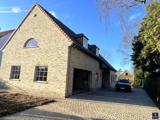 <p><span>RUIME OB MET POTENTIEEL VOOR UITBREIDING</span></p><p><span> </span></p><p><span>Ontdek deze charmante open bebouwing die vandaag al voldoet aan al uw woonwensen en tegelijkertijd volop mogelijkheden biedt voor uitbreiding en persoonlijke invulling. </span></p><p><span>Momenteel beschikt het huis over 4 ruime slaapkamers, met de mogelijkheid om tevens een tweede badkamer te installeren.</span></p><p><span> </span></p><p><span>De afwerking is uitgevoerd met topmaterialen, waardoor dit huis niet alleen comfortabel is, maar ook stijlvol en duurzaam. </span></p><p><span> </span></p><p><span>Voor parkeren en opslagruimte is er meer dan genoeg plaats: buiten en in de dubbele garage, die eventueel kan worden omgevormd tot een bureau of extra slaapkamer met sanitair. </span></p><p><span>De gezellige kachel zorgt voor een warme, knusse sfeer.</span></p><p><span> </span></p><p><span>Met een EPC label B geniet u van de voordelen van een energiezuinig huis.</span></p><p><span> </span></p><p><span>Kortom, dit huis biedt u niet alleen ruimte en comfort, maar ook talloze mogelijkheden om het verder naar uw wens aan te passen. </span></p><p><span>Een ideale keuze voor wie op zoek is naar een combinatie van luxe en flexibiliteit op een ligging met vlotte verbindingsmogelijkheden.</span></p><p><span> </span></p><p><span>Maak snel een afspraak voor een bezichtiging en ontdek zelf de vele mogelijkheden die deze woning te bieden heeft!</span></p><p><span> </span></p><p><span> </span></p><p><span>Wenst u graag meer info of bent u geïnteresseerd in een plaatsbezoek? Gelieve ons dan te contacteren op het nummer 03 775 41 88 of mail naar </span><span><span>christel@vastgoed-smet.be</span></span><span>    </span></p><p><span>                             </span></p><p><span> </span><span>De verstrekte gegevens/informatie (zowel online als gedrukt) worden vrijblijvend verstrekt, enkel ter inlichting, zonder contractuele verbintenis of garantie van onzentwege en kunnen op ieder ogenblik gewijzigd worden.</span></p><p><span> </span></p>