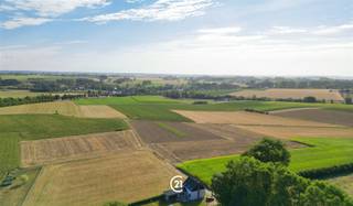 <p>Bent u op zoek naar een woning die u volledig naar eigen smaak en wensen kunt omvormen? Dan biedt dit renovatieproject in de Bosstraat te Horebeke een unieke opportuniteit!</p><p>De woning is gelegen op een prachtig en ruim perceel in het hart van de Vlaamse Ardennen, waar rust, groen en een aangename woonomgeving centraal staan. Dankzij de zuidwestgerichte tuin geniet u bovendien optimaal van de namiddag- en avondzon.</p><p>Binnenin biedt de woning heel wat mogelijkheden. Met onder andere drie slaapkamers, een veranda en een ruime tuin vormt dit pand de ideale basis om uw eigen droomwoning te creëren en volledig naar uw persoonlijke smaak in te richten.</p><p>De combinatie van de prachtige ligging, het ruime perceel en de vlotte bereikbaarheid maakt dit renovatieproject bijzonder interessant voor wie op zoek is naar een woning met potentieel.</p><p>Kortom, een unieke kans om wonen in de prachtige Vlaamse Ardennen volledig naar uw hand te zetten!</p><p>Voor meer informatie of een bezoek, contacteer ons kantoor!</p>