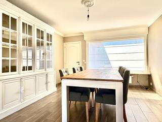 Deze gezellige woning bevindt zich in een rustige, doodlopende straat en biedt alle comfort voor wie op zoek is naar ruimte en rust.Indeling...
