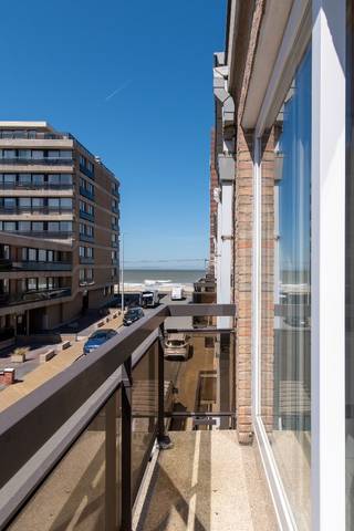 Dit lichtrijke appartement van 111 m² combineert ruimte, comfort en een uitstekende ligging vlakbij de Zeedijk. De ruime woonkamer geniet van...