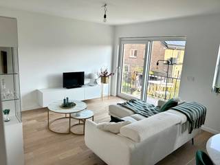 Vous recherchez une maison prête à emménager, spacieuse et économe en énergie dans un excellent emplacement ? Cette maison en duplex et mitoyenne magnifiquement rénovée allie le confort de vie contemporain à l'espace, à la lumière et à un environnement verdoyant.<br /><br />La maison est située dans un quartier résidentiel calme de Mariakerke, à quelques pas de la réserve naturelle De Bourgoyen et à proximité des principales routes d'accès telles que la R4 et l'E40.<br />En 2023, la maison a été entièrement rénovée de manière qualitative, en accordant une attention particulière au confort, à la durabilité et aux matériaux de haute qualité. Vous pourrez notamment profiter d'un parquet en chêne intégral, de vitres à haut rendement et d'un chauffage par le sol.<br />Par le hall d'entrée privé, qui peut également servir de local à vélos et de vestiaire, vous atteignez le premier étage. Cela comprend un espace de vie lumineux avec une cuisine ouverte entièrement équipée, des toilettes séparées, une luxueuse salle de bain avec double vasque, douche à l'italienne et baignoire, et une première chambre qui peut également être parfaitement aménagée en bureau ou en salle de loisirs.<br />Sur le balcon ensoleillé, vous pourrez déguster un café le matin ou un apéritif. <br />Le deuxième étage se compose d'un hall de nuit, de deux chambres spacieuses et d'un débarras pratique.<br />Le jardin orienté sud-est est un atout supplémentaire et complète ce duplex unique.<br /><br />Pratique : la maison est actuellement louée. Le contrat de location est transféré au nouveau propriétaire. L'occupation privée est également possible, veuillez donc nous contacter. L'acte de vente doit être finalisé en décembre.<br /><br />Cette combinaison unique d'espace, de confort, de verdure et d'accessibilité vous intéresse ? Alors planifiez rapidement votre visite via le site web www. dewaele.com<br /><br />Vous pouvez consulter les conditions générales de Dewaele DIY sur dewaele.com.<br /><br />Registre des mesures: non
