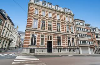 Cet immeuble commercial à louer est situé dans le centre animé de Gand : sur la Henegouwenstraat, entouré de nombreux magasins et restaurants populaires.L'emplacement exceptionnellement central à proximité du centre historique et de la Veldstraat offre une excellente accessibilité pour les habitants et les touristes. Le bâtiment est facilement accessible par les transports en commun, avec plusieurs arrêts de tramway et de bus à proximité. Le haut passage piétonnier en fait un lieu idéal pour les activités commerciales. Le bâtiment est flexible dans son utilisation et peut être aménagé à la fois comme bâtiment commercial et comme espace de bureau.En résumé : un emplacement central et polyvalent offrant visibilité et accessibilité !Spécifications :- Éclairage LED- Douche- Coin cuisine- Sanitaire - Chauffage central au gaz- Sol carrelé- Comptoirs séparésDisponibilité :Disponible immédiatement.Êtes-vous intéressé par cette propriété commerciale à louer à Gand ? N'hésitez pas à nous contacter au 09 245 35 35 ou à business.gent@dewaele.com